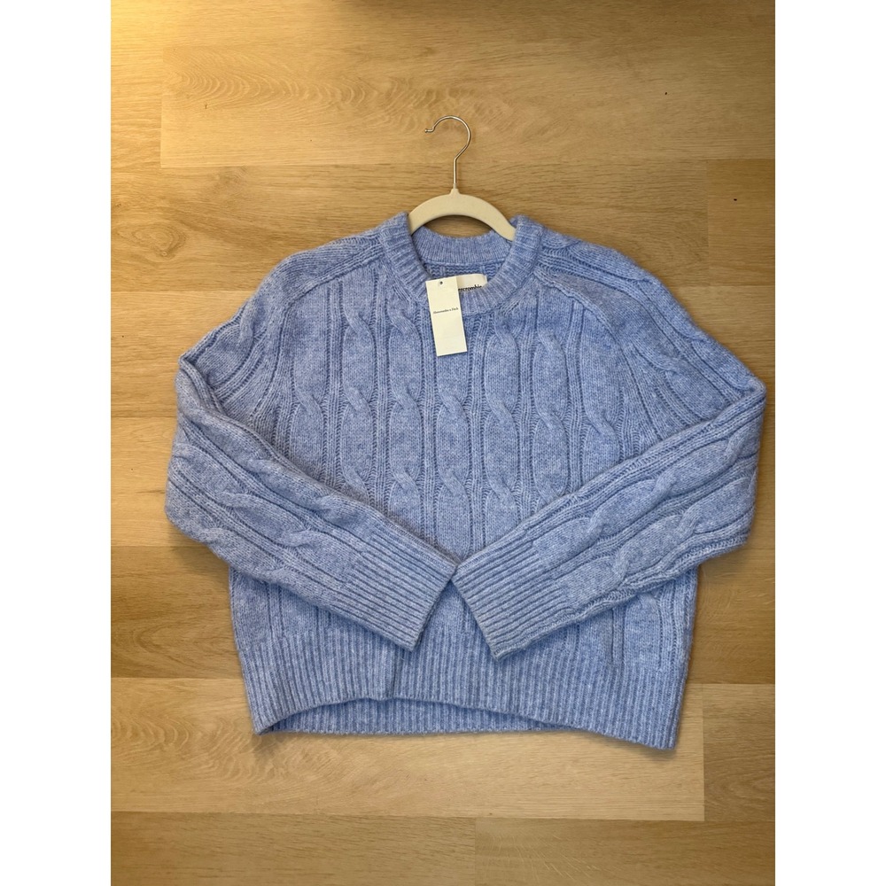 Abercrombie & Fitch Light Blue Cable Knit Crewneck Sweater XS‎